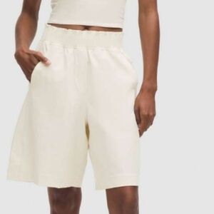 Lululemon Stretch Woven Ruffle Waist Short High-Rise Unisex SzM Ivory 9"